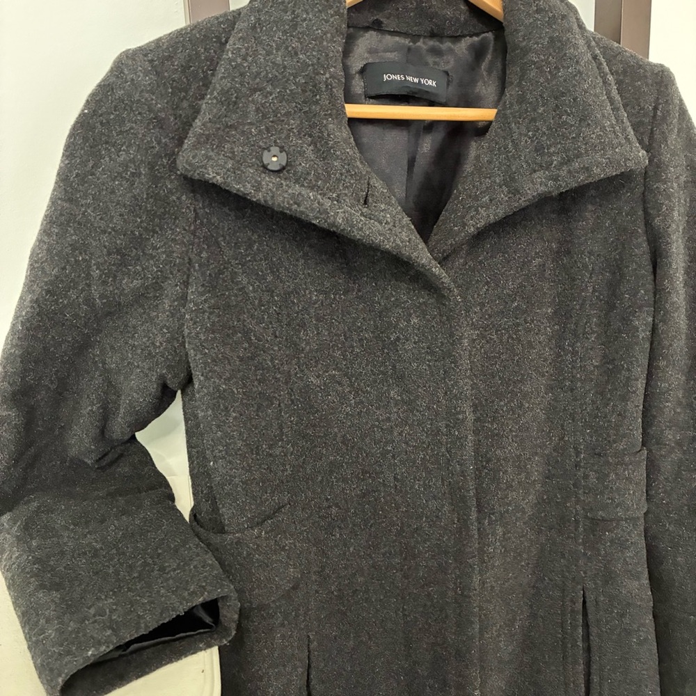 Jones New York Charcoal wool & cashmere Coat. Size small. Gorgeous fabric! - Picture 16 of 16